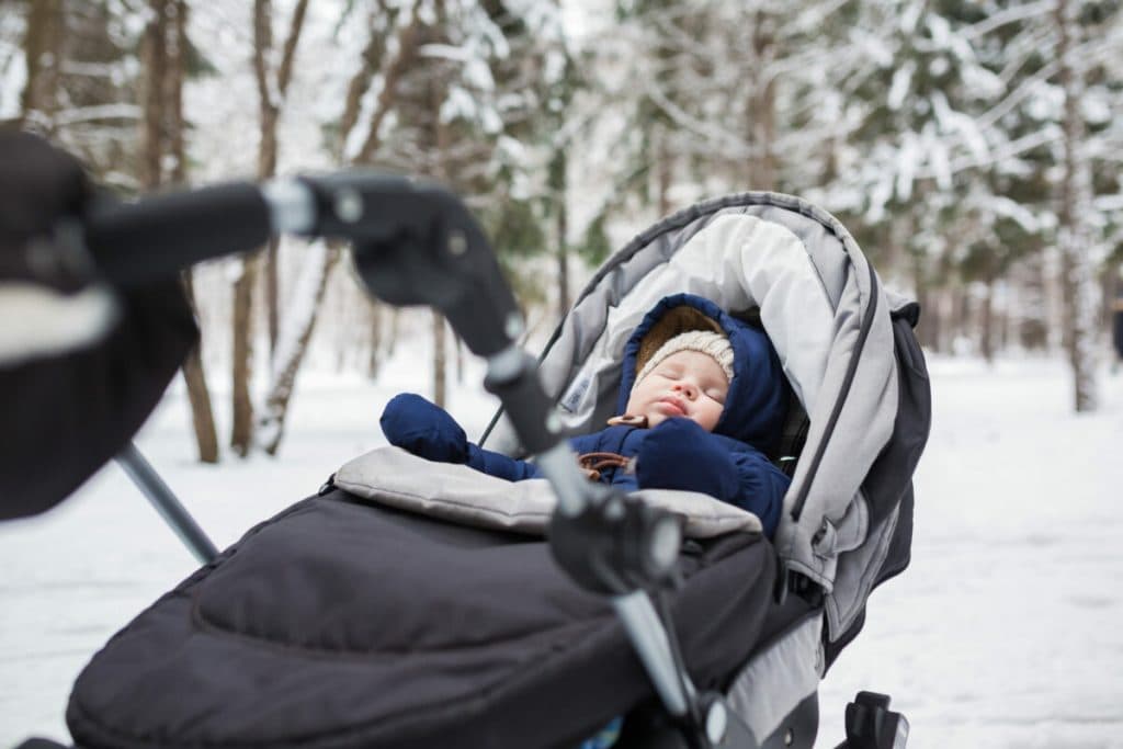 Expunerea copiilor la aer rece: Metode scandinave pentru un somn sănătos în cărucior, inclusiv în sezonul rece.