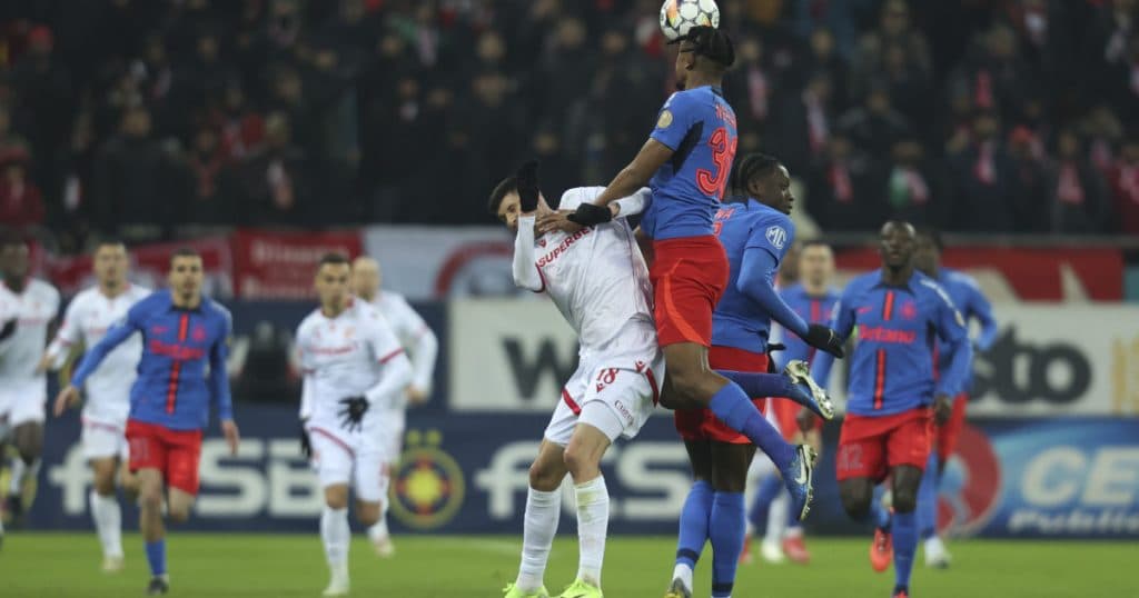 FCSB învinge Dinamo cu 2-1 și se situează pe prima poziție în Superligă.