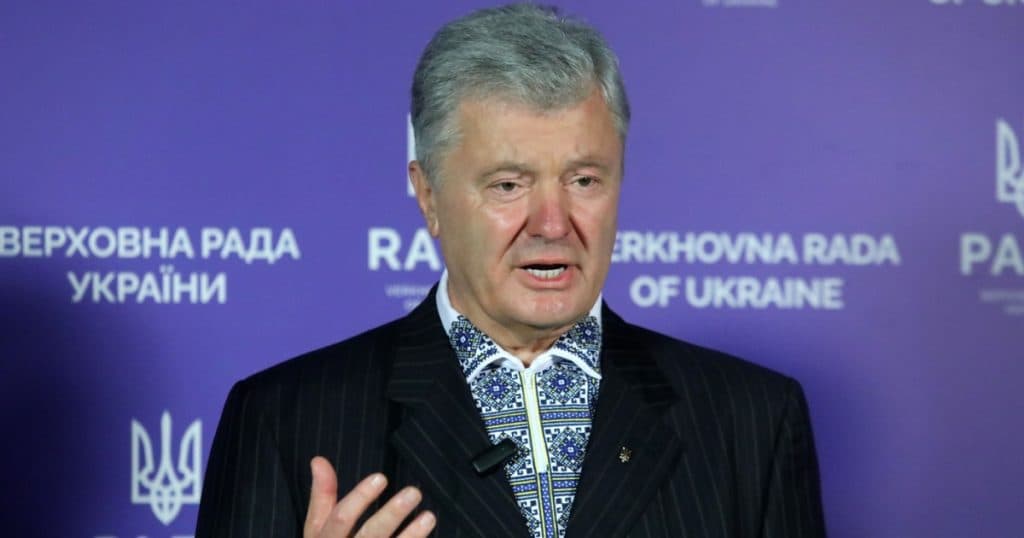 Fostul președinte al Ucrainei îl acuză pe Zelenski de acțiuni „motivate politic” după ce a fost sancționat pentru „trădare înaltă”