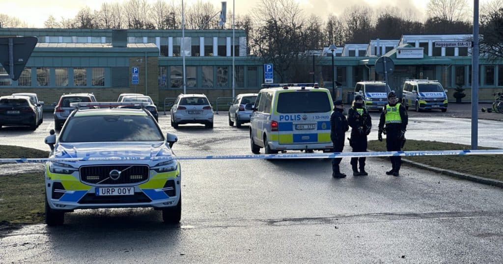 Cine este persoana care a omorât zece oameni într-o școală din Suedia. Poliția continuă să investigheze motivele atacului armat.