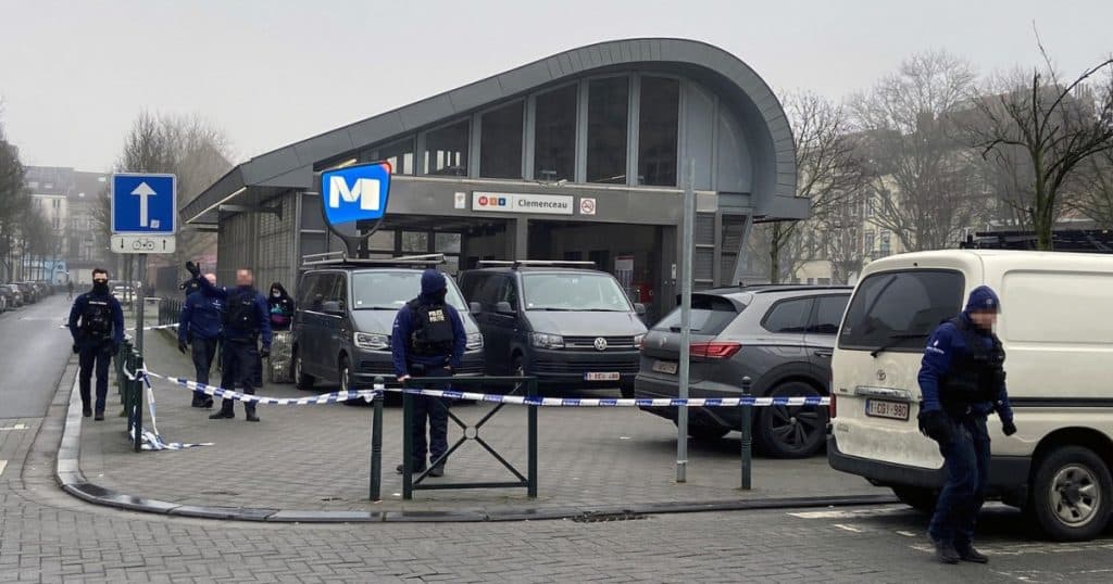 Alertă în Bruxelles: doi bărbați înarmați cu Kalașnikov, căutați de polițiști; mai multe stații de metrou închise.