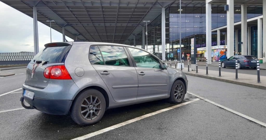 O mașină abandonată timp de un an în parcarea aeroportului Berlin Brandenburg a acumulat taxe de 200.000 de euro.