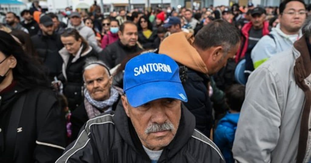 Peste 7.000 de oameni au părăsit Santorini în ultimele 48 de ore din cauza unei serii de cutremure fără precedent.