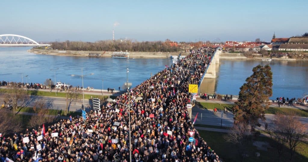 Presa de stat din Serbia își schimbă tonul referitor la protestele studenților. Ce implicații ar putea avea acest lucru pentru Aleksandar Vucic.