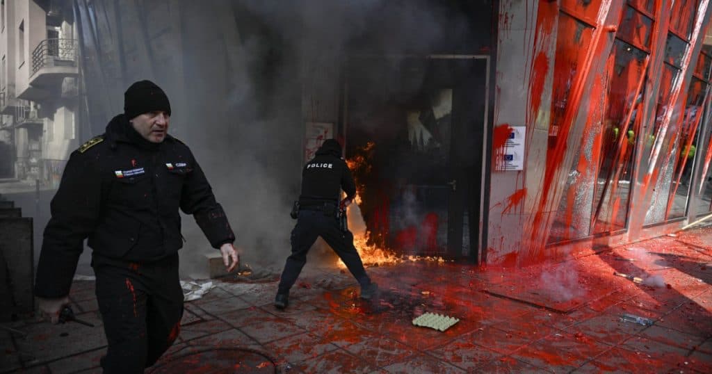 Proteste violente în Bulgaria. Susținătorii unui partid ultranaționalist au incendiat reprezentanța UE din Sofia.