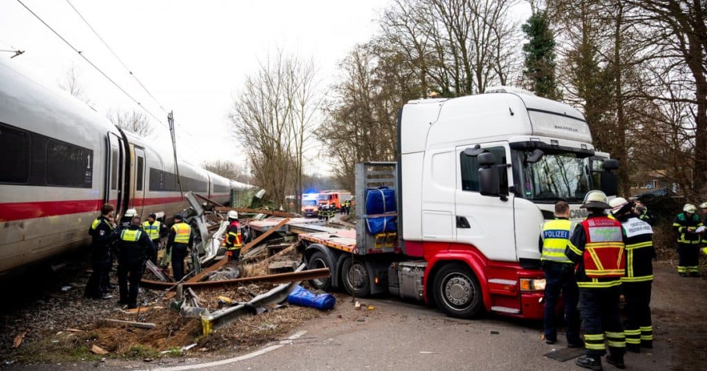 Un mort și 11 răniți în urma coliziunii unui tren de mare viteză cu o semiremorcă lângă Hamburg.
