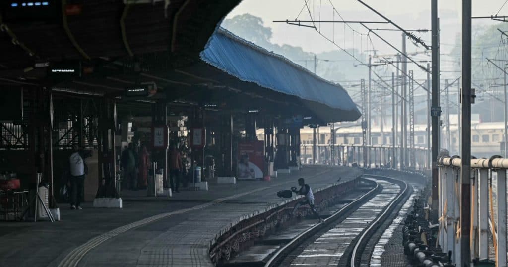 Aglomerația de la o gară din New Delhi, India, a provocat haos și a dus la moartea a cel puțin 15 persoane, dintre care trei erau copii.