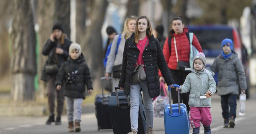 Lipsa banilor determină mulți ucraineni să se întoarcă în țara lor aflată în continuare în război: „Împingem oamenii spre o alegere imposibilă”