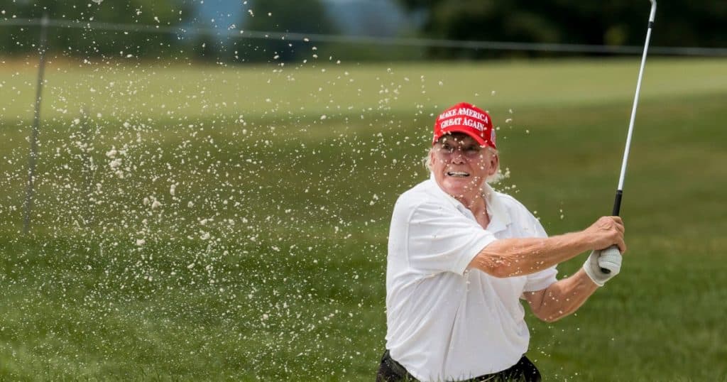 În timp ce angajații federali trebuie să se întoarcă la birou, Donald Trump lucrează de la clubul de golf Mar-a-Lago.