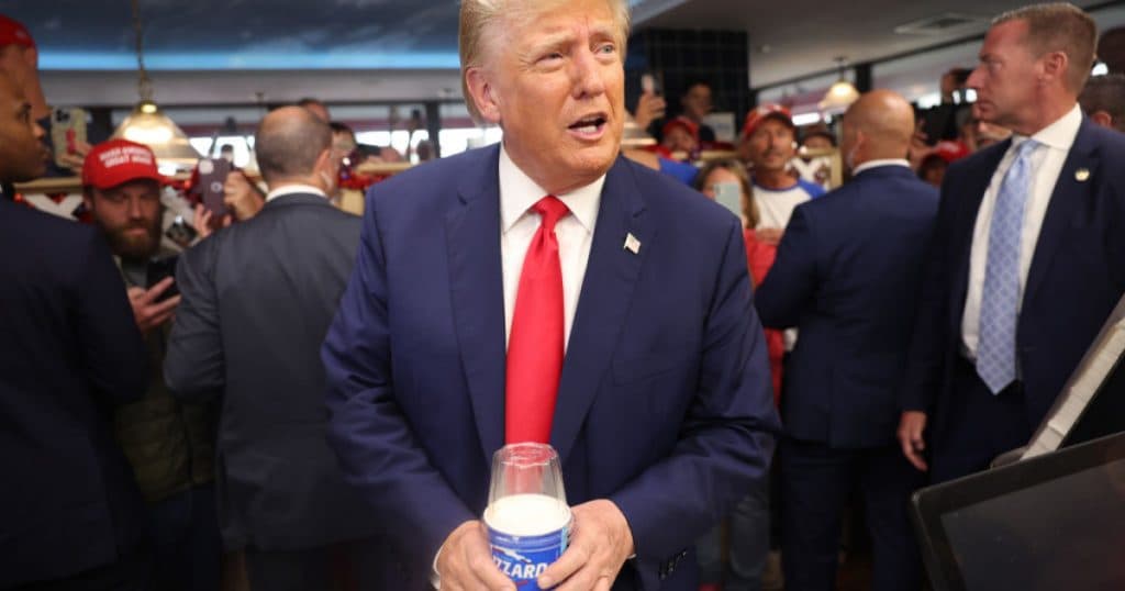 „Înapoi la plastic!” Trump declară că va semna un ordin pentru renunțarea la paiele ecologice