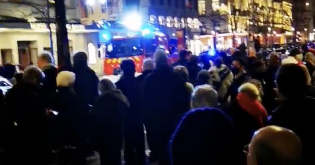 Incendiu într-un teatru din Paris în timpul unui spectacol: 1.500 de persoane evacuate.