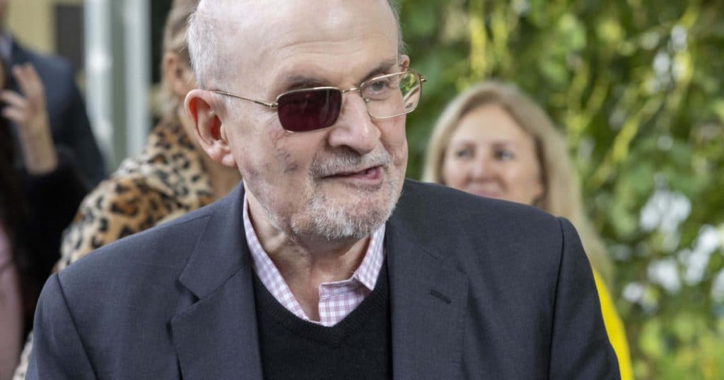 Începe procesul bărbatului acuzat că l-a înjunghiat pe Salman Rushdie. „Ai făcut un pariu greșit și ai pierdut”