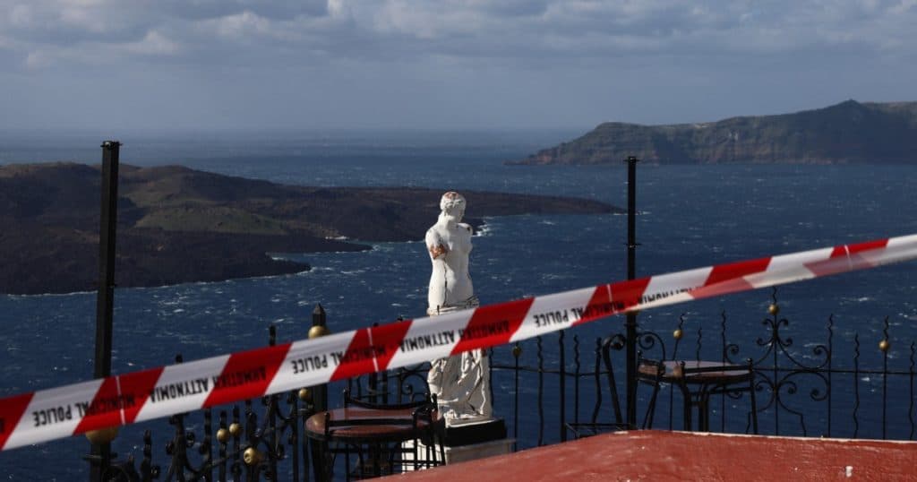 Insula Santorini se confruntă cu 3 scenarii în urma miilor de cutremure, afirmă un specialist în dezastre naturale.