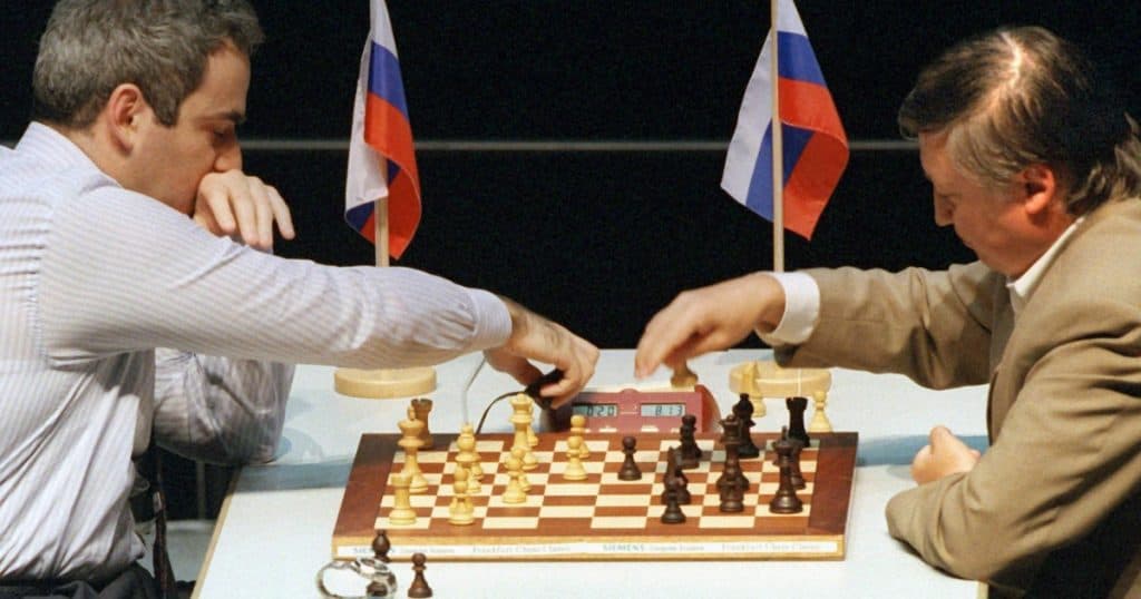 Kasparov, Karpov și KGB-ul. Patru decenii de la cel mai disputat meci de șah din istorie.