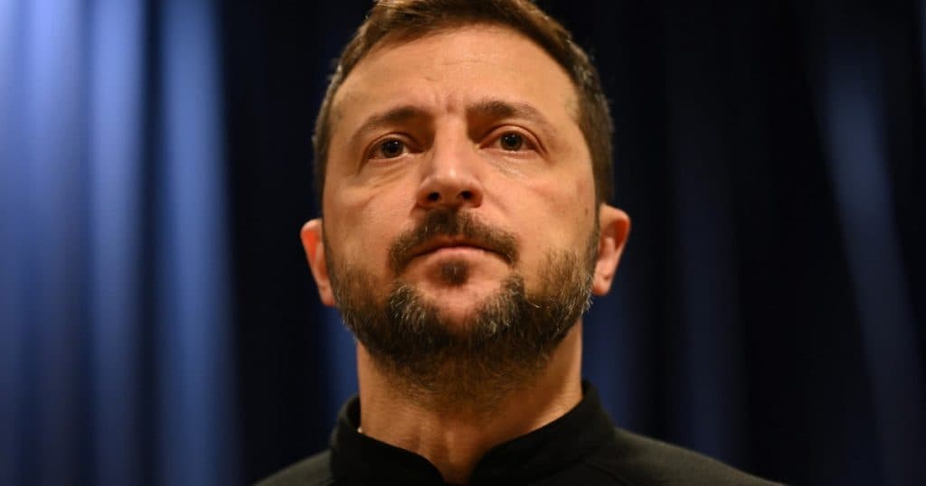 Le Monde: „Singurătatea profundă a lui Zelenski”. Provocările președintelui ucrainean după trei ani de eforturi și o serie de decizii eronate.