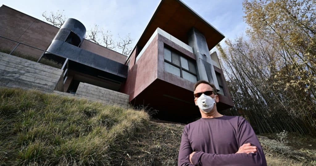 Lecție de arhitectură în ruinele din Los Angeles. Cum a fost construită o casă rezistentă la foc, care a rămas neatinsă după incendii.