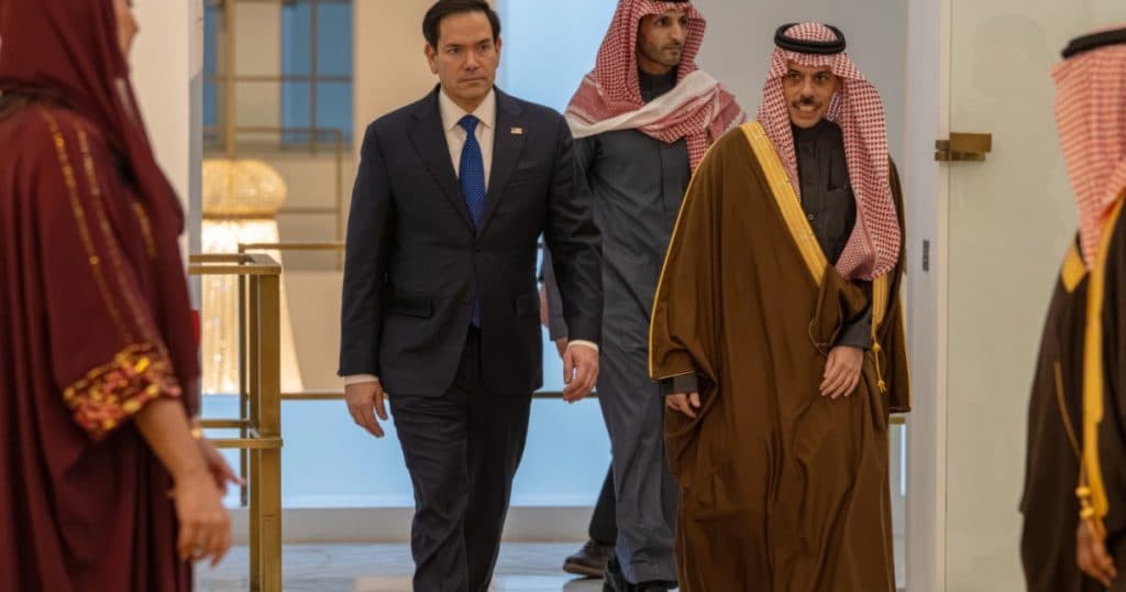 SUA și Rusia discută în Arabia Saudită despre Ucraina, o reuniune fără participarea Kievului care stârnește îngrijorare în Europa.