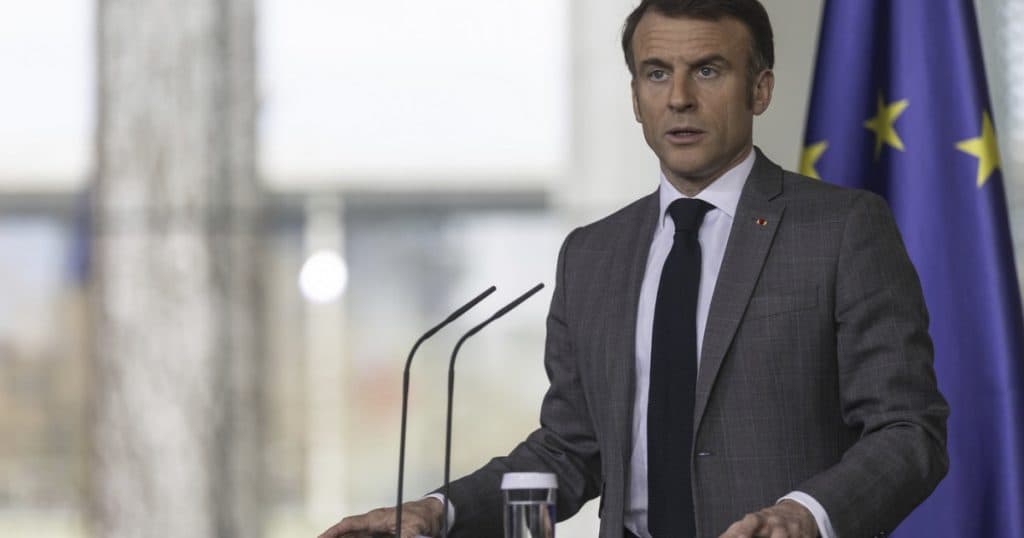 Macron condamnă o amenințare existențială pentru Europa provenită din Rusia și convoacă grupurile parlamentare și partidele la discuții.