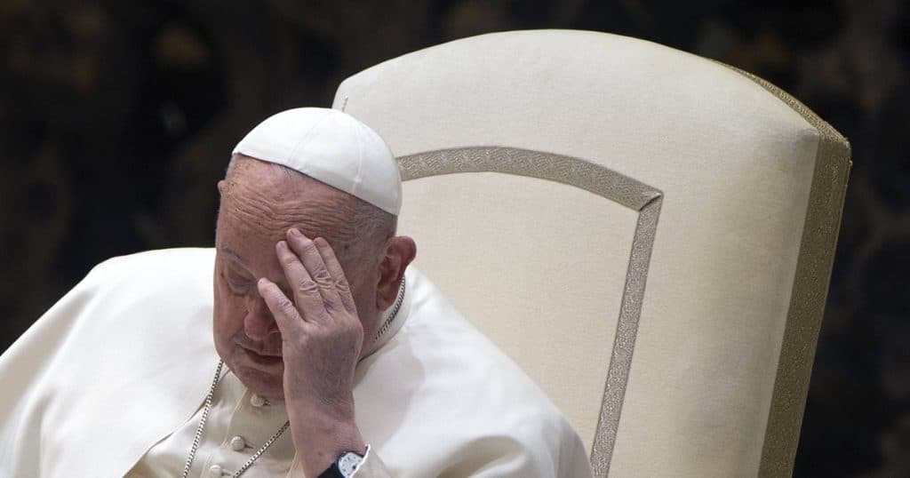 Medicii declară o „situație complexă” în legătură cu starea de sănătate a papei Francis și au hotărât să modifice tratamentul acestuia.