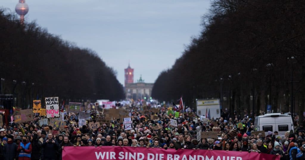Mii de persoane s-au reunit în Berlin pentru a manifesta împotriva colaborării dintre CDU și extrema dreaptă.