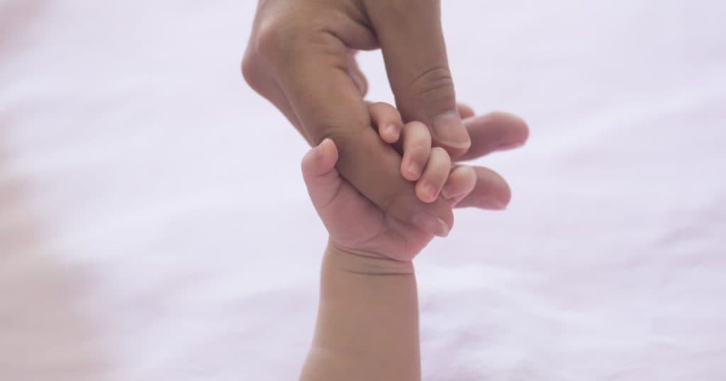 O femeie acționează în justiție o clinică de fertilizare din SUA, după ce a fost forțată să renunțe la copilul pe care l-a adus pe lume.