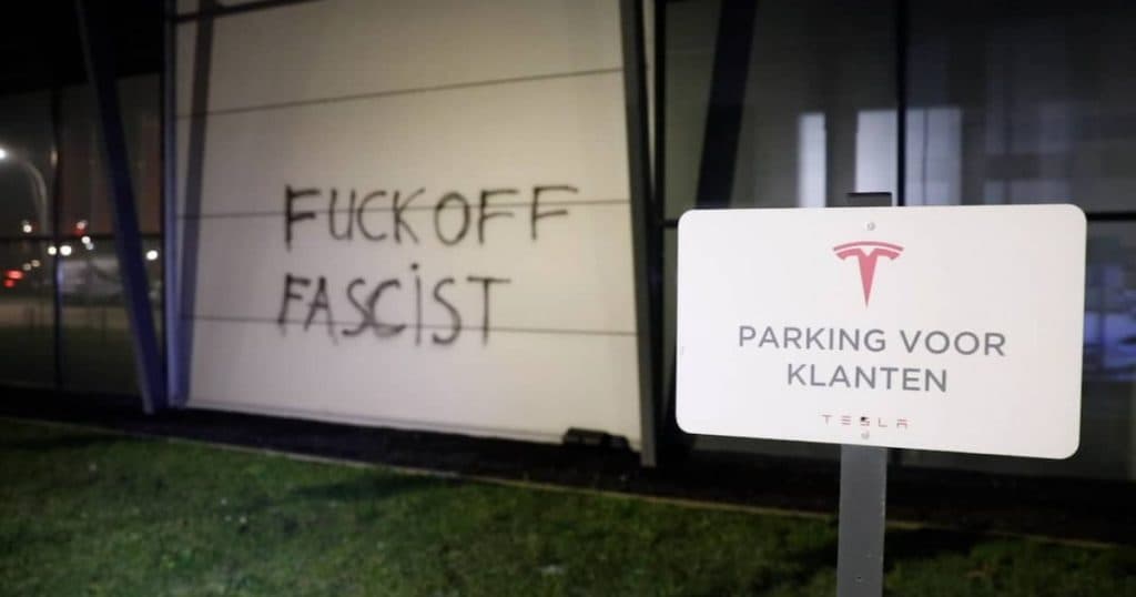 O sucursală din Olanda a companiei Tesla, aparținând miliardarului Elon Musk, a fost vandalizată. Ce mesaje au lăsat protestatarii?