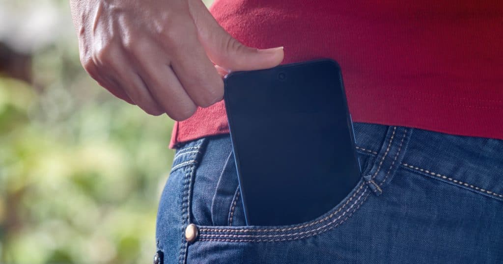 O italiancă a fost internată în spital cu arsuri de gradul I și II, după ce telefonul i-a explodat în buzunar.