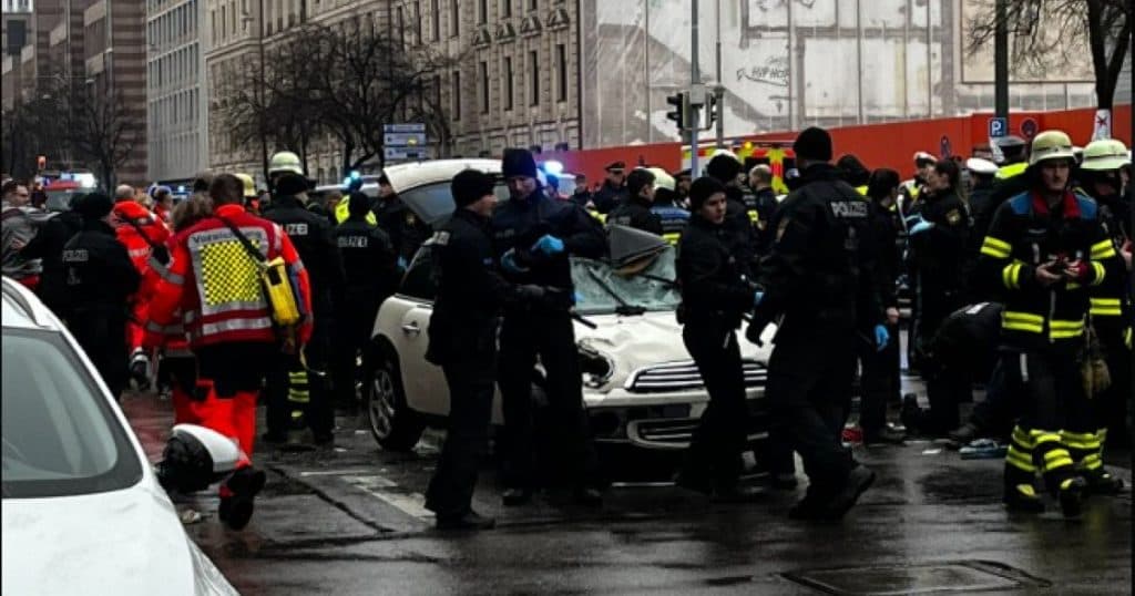 O mașină a intrat deliberat în mulțime în München, provocând rănirea a cel puțin 15 persoane.