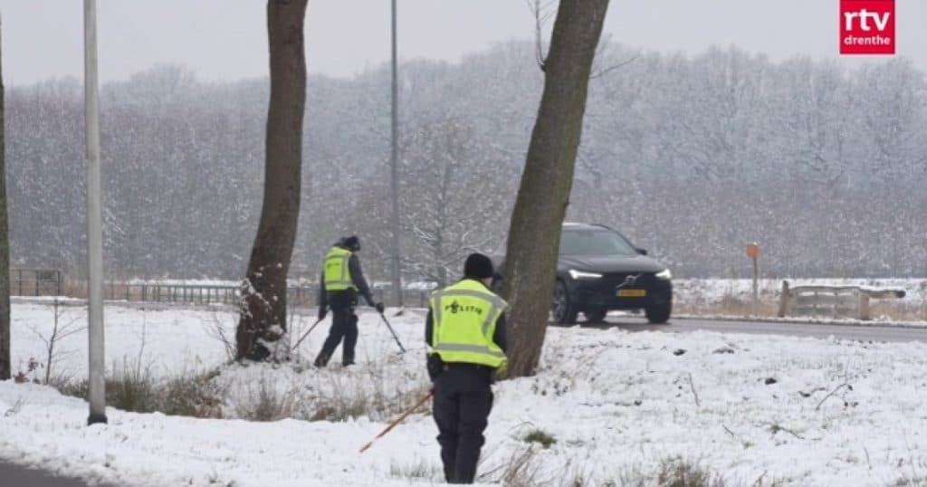 Poliția olandeză folosește detectoare de metale pentru a căuta obiecte ce ar putea fi asociate cu furtul pieselor de tezaur românești.