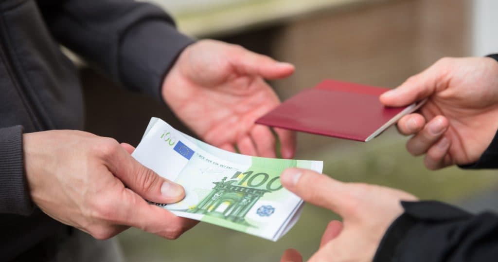 Polonia a dezmembrat o rețea vastă de falsificare a documentelor, cu peste 40 de arestări efectuate.