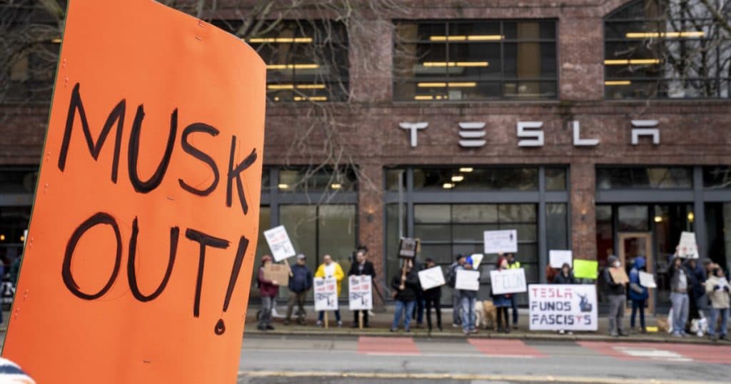 Proteste în fața showroomurilor Tesla din SUA. Cetățenii sunt nemulțumiți de Elon Musk.