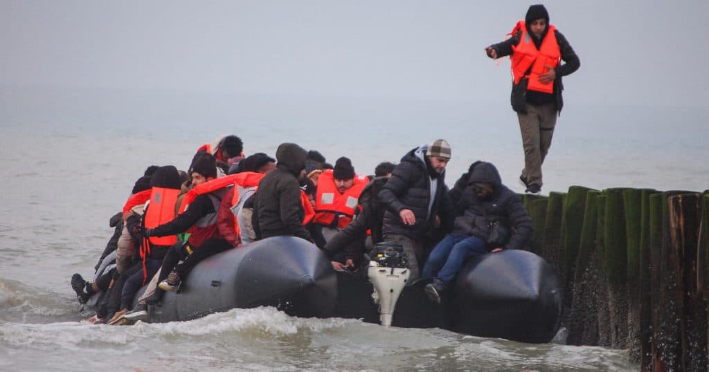 Regatul Unit își întărește normele pentru obținerea cetățeniei. Ce migranți vor fi respinși, indiferent de durata șederii