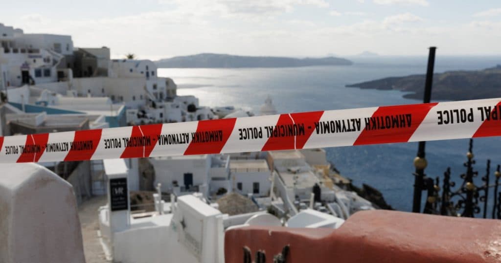 Santorini, grav impactată de seisme: școlile vor fi închise timp de o săptămână. Sute de cutremure au zguduit insula.