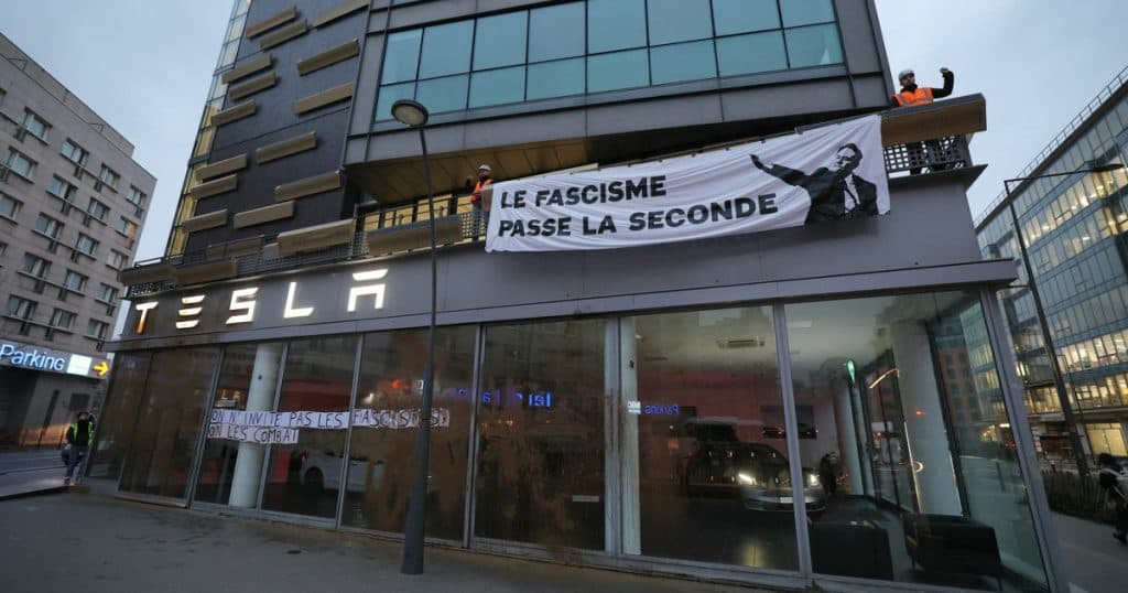 Sediul social al Tesla din Franța a fost vizat de activiști ecologiști. Ce nemulțumiri au avut contestatarii lui Elon Musk?