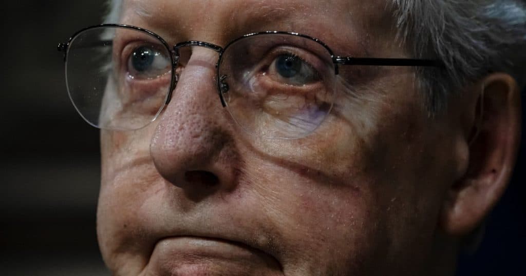 Senatorul Mitch McConnell (R) nu va mai candida pentru un nou mandat. Cel mai longeviv lider de partid din Senat este cunoscut sub numele de „Moartea”.