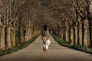 Trendul TikTok care încurajează mersul în liniște: O nouă metodă de a-ți îmbunătăți sănătatea mentală
