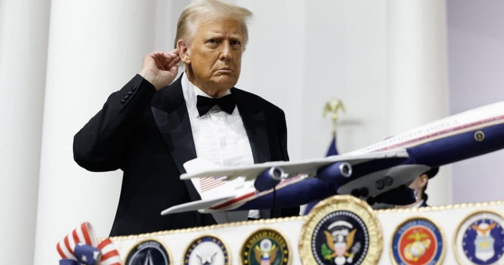 Trump a inspectat o aeronavă Boeing pentru a-și exprima nemulțumirea față de întârzierea livrării noului Air Force One.