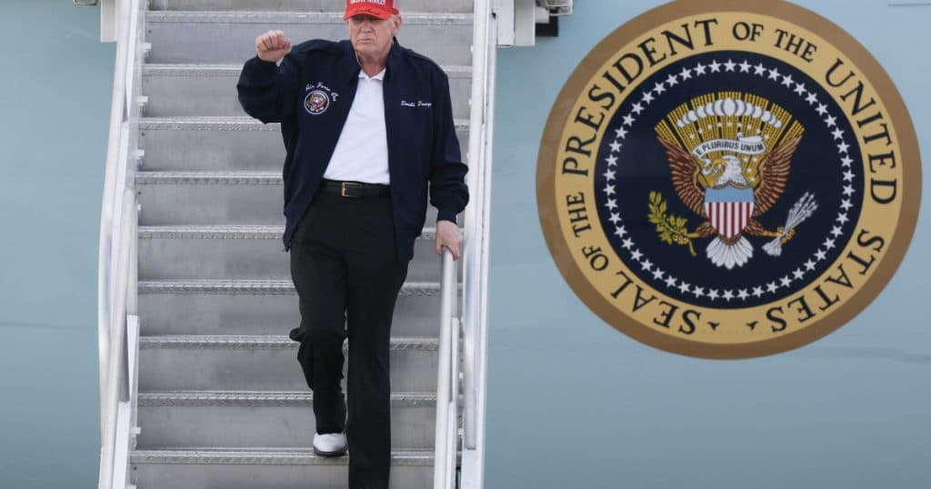 Trump își exprimă nemulțumirea față de Boeing și avertizează că ar putea achiziționa avioanele Air Force One de la un alt fabricant.