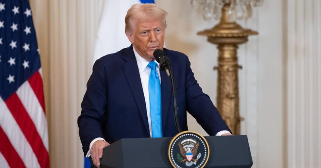 Trump propune ca SUA să preia Fâșia Gaza și să relocheze palestinienii permanent. „O vom deține și o vom dezvolta”
