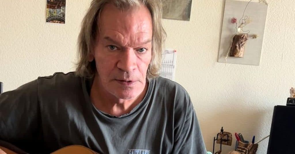 Un artist rus, cunoscut pentru criticile sale la adresa războiului din Ucraina, a decedat după ce a căzut de la geam în timpul unei percheziții efectuate de poliție.
