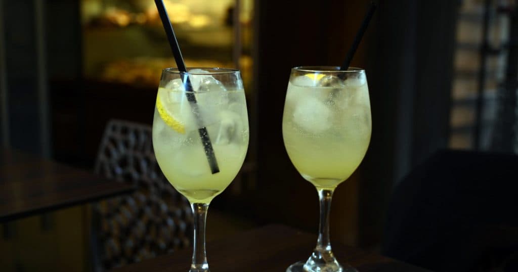 Un barman a fost reținut după ce doi turiști, cărora le-a oferit limoncello fals, au decedat în Vietnam.