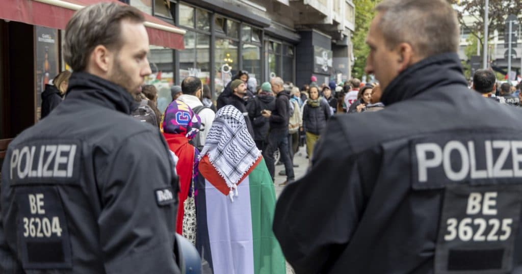 Un cuplu a primit o condamnare la închisoare pe viață în Germania pentru omorul a două femei, după ce le-a răpit copilul.
