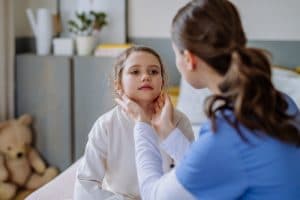 Un semn rar întâlnit al amigdalitei streptococice la copii pe care mulți părinți îl neglijează