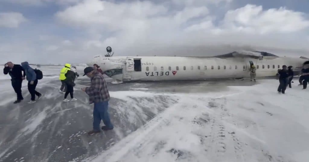 Accident aviatic la Toronto. Un avion Delta Airlines este răsturnat pe pistă, fără aripi.