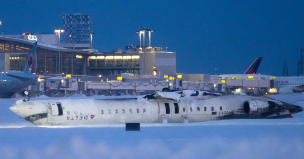 Accidentul aviatic de la Toronto: cum au fost salvați cei 80 de pasageri datorită designului inteligent al aeronavei Bombardier CRJ900