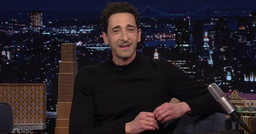 Adrien Brody, protagonistul unei întâmplări amuzante în timpul filmărilor pentru The Brutalist: un make-up artist a încercat să-i îndepărteze nasul.