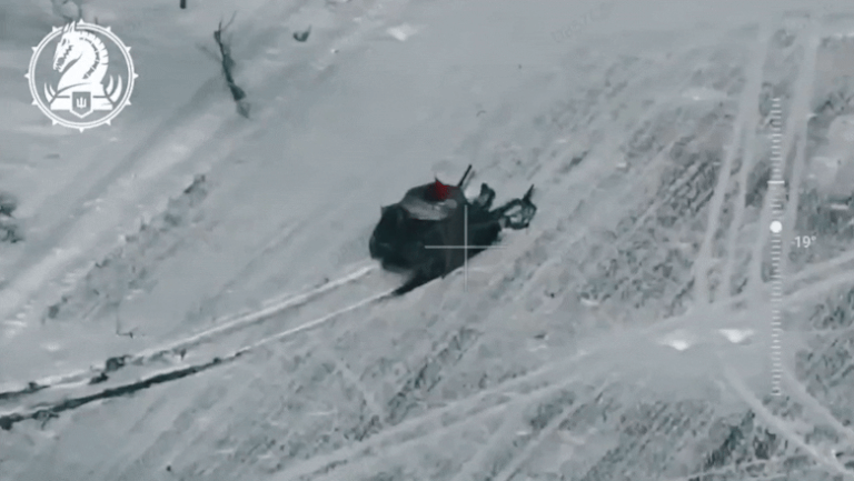 Blindate ruse cu steagul Uniunii Sovietice distruse de ucraineni în Kursk. „Mergeau ca la paradă, până au intrat într-un câmp de mine.”