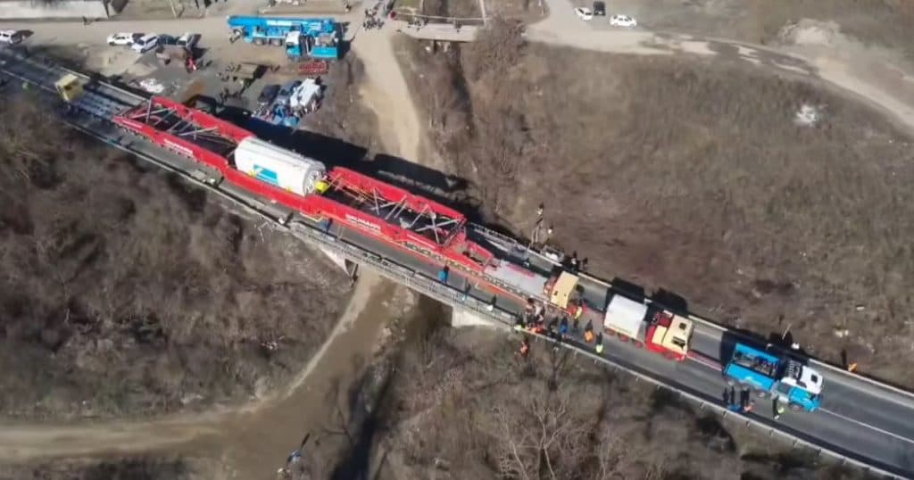 Cum a fost realizat transportul agabaritic record pentru România peste podul din Conop, Arad: „S-a utilizat cu succes tehnologia flyover”