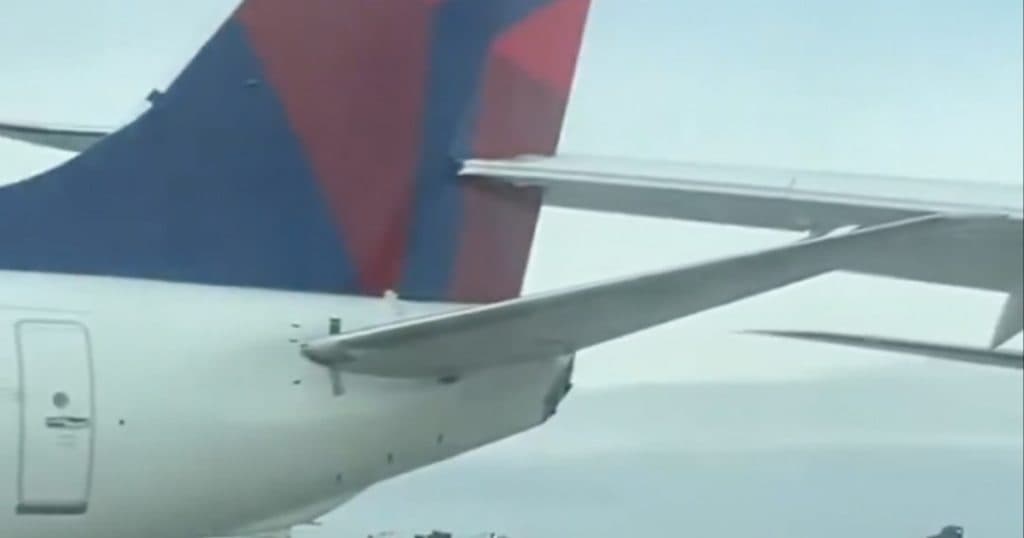 Două avioane de pasageri s-au ciocnit pe aeroportul din Seattle, iar momentul a fost surprins.