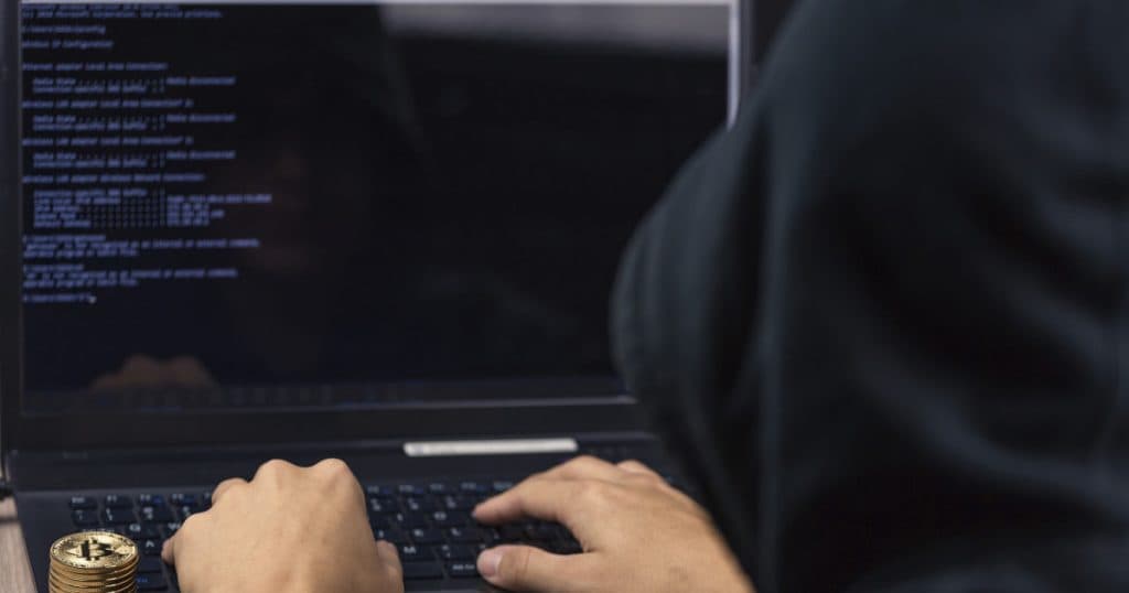Hackerul care a atacat NATO, ONU și armata SUA, a fost arestat după zeci de atacuri cibernetice. Se suspectează că ar fi vândut datele pe internet.